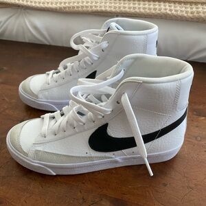BIG KID SIZE 6 Nike high top Blazer sneakers